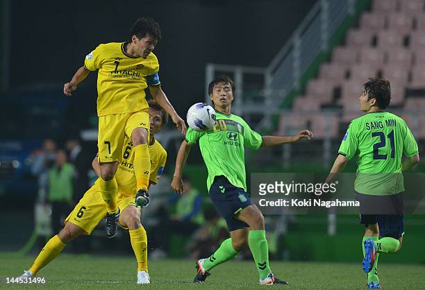 Hidekazu Otani of Kashiwa Reysol competes for the ball during the AFC Champions League Group H match between Jeonbuk Hyundai Motors and Kashiwa...