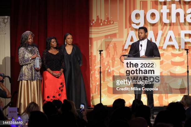 Jonathan Majors presents an award to Pamela Poitier, Beverly Poitier-Henderson and Anika Poitier onstage during the 2022 Gotham Awards at Cipriani...