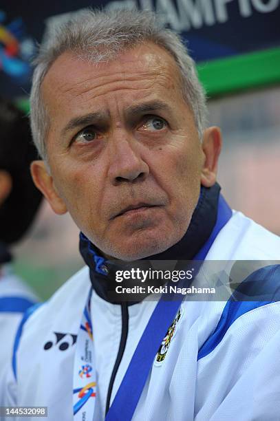 Nelsinho,coach of Kashiwa Reysol looks on prior to the AFC Champions League Group H match between Jeonbuk Hyundai Motors and Kashiwa Reysol at Jeonju...