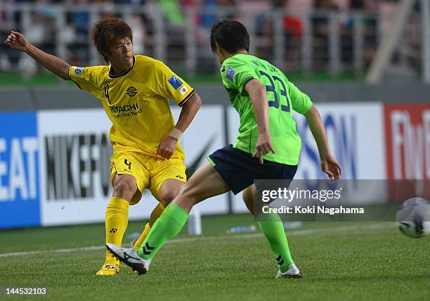 Hiroki Sakai of Kasiwa Reysol and Kyongsun Kim of Jeonbuk Hyundai Motors compete for the ball during the AFC Champions League Group H match between...