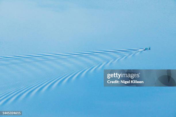 tranquil boat - wake boat stock pictures, royalty-free photos & images