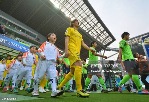 Jeonbuk Hyudai Motors and Kashiwa Reysol starting lineup walk into the pitch prior to the AFC Champions League Group H match between Jeonbuk Hyundai...