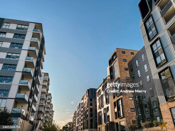 apartment buildings blue sky, low angle view - problemas de vivienda fotografías e imágenes de stock