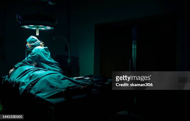 urgency accident young adult doctor performing cpr on an injured patient in the operating room. - intensieve zorg stockfoto's en -beelden