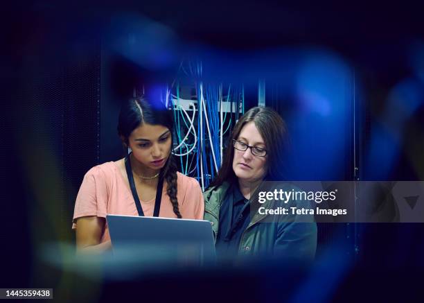 female technicians working in server room - server room women foto e immagini stock