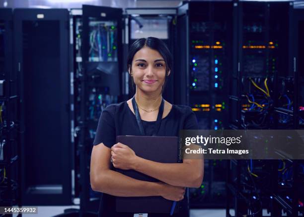 portrait of smiling female technician in server room - técnico - fotografias e filmes do acervo