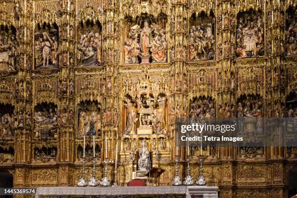 spain, seville, gold decorative altar in cathedral - sevilla province 個照片及圖片檔