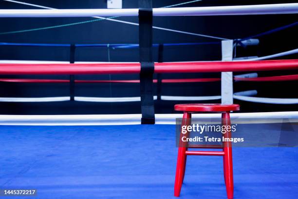 red stool in boxing ring - tabouret photos et images de collection