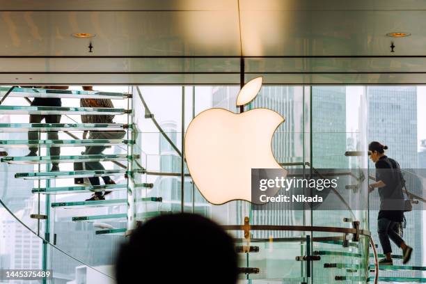 apple store and customers in ifc shopping mall, hongkong - apple computers stock pictures, royalty-free photos & images