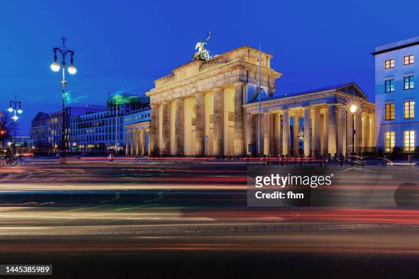 brandenburg gate at blue hour (berlin, germany) - mitte bildbanksfoton och bilder