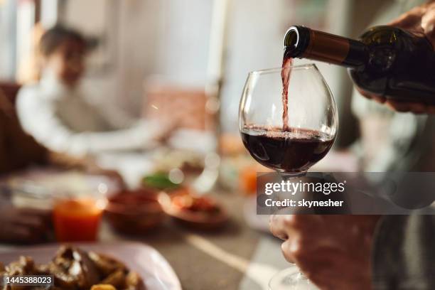 pouring red wine! - rode wijn stockfoto's en -beelden