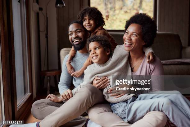 famiglia nera felice che gode nel loro tempo a casa. - indoors photos foto e immagini stock