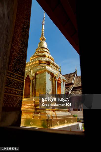 beautiful golden pagoda  at wat phra singh woramahawihan  temple  southeast asia architecture style  at chiangmai province thailand - sukhothai stockfoto's en -beelden