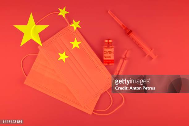 coronavirus vaccine on the background of the chinese flag - epidemie stockfoto's en -beelden