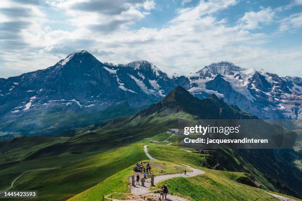 fascinating view of the three magnificent peaks of the bernese alps: eiger, mönch and jungfrau (from left to right), as seen from the männlichen mountain peak - berner alpen 個照片及圖片檔