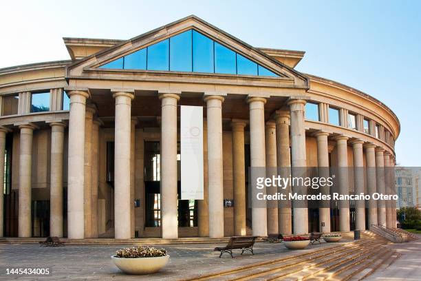 palacio de la ópera building exterior, a coruña, galicien, spanien. - ópera stock-fotos und bilder