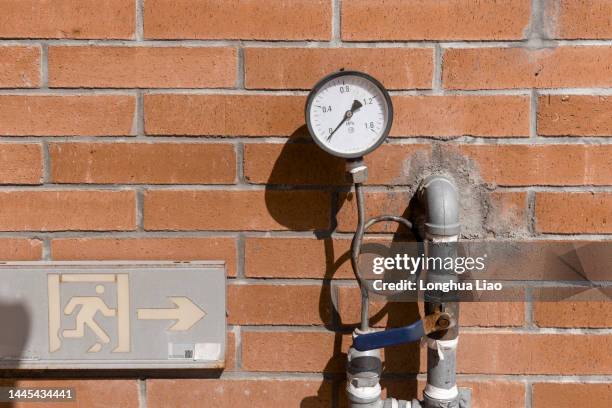 the water meter by the wall - 上海 fotografías e imágenes de stock