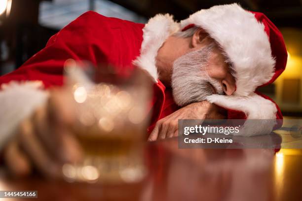 drunk santa claus in pub - alcohol abuse stock pictures, royalty-free photos & images