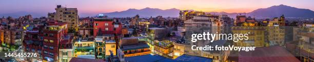 vista panorámica de la ciudad de katmandú a través de los tejados de thamel al atardecer nepal - valle de kathmandu fotografías e imágenes de stock