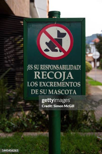 spanish-language sign in a public park stating '¡es su responsabilidad! recoja los excrementos de su mascota' [it's your responsibility! pick up your pet's feces] - responsabilidad ストックフォトと画像