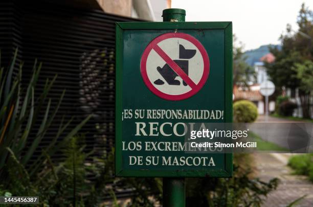 spanish-language sign in a public park stating '¡es su responsabilidad! recoja los excrementos de su mascota' [it's your responsibility! pick up your pet's feces] - responsabilidad ストックフォトと画像