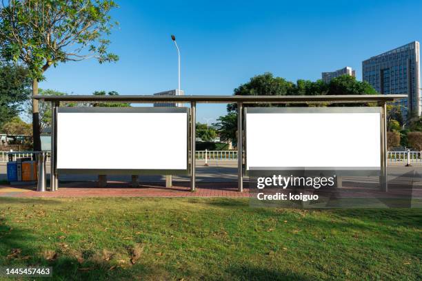 bus stops and blank billboards in the sun - cartaz-do-ponto-de-ônibus - fotografias e filmes do acervo