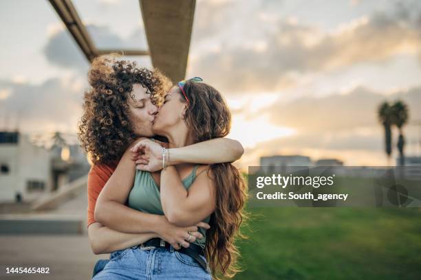 feliz pareja gay - beso en la boca fotografías e imágenes de stock