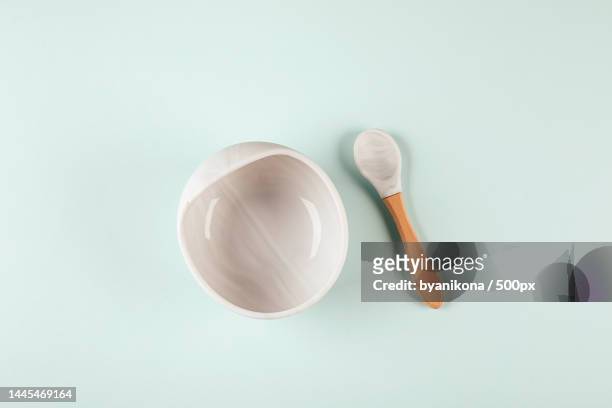 grey silicone dishware plate and spoon on background serving baby,first feeding concept flat lay,kazakhstan - plate food photos et images de collection
