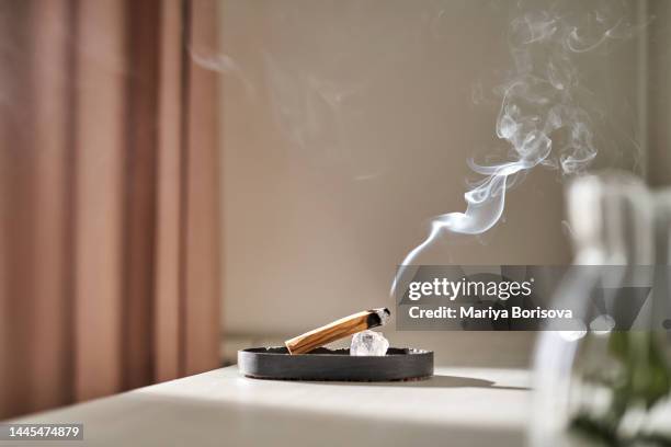 the palo santo wand in the home interior. - wierook stockfoto's en -beelden