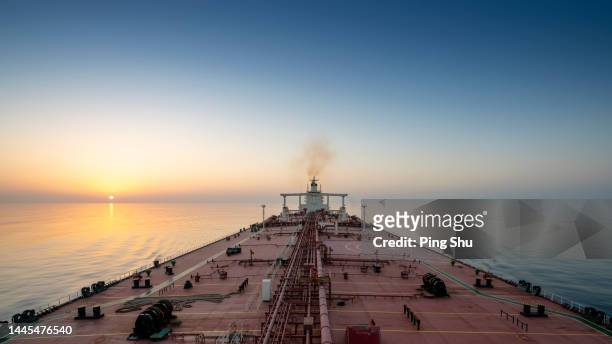 deck of supertanker - navire citerne photos et images de collection