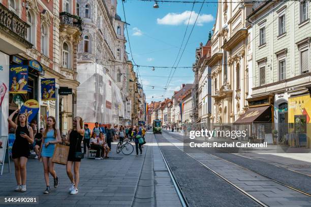 people walking on the streets of the historic old town full of impresive buildings. - estiria austria stock-fotos und bilder