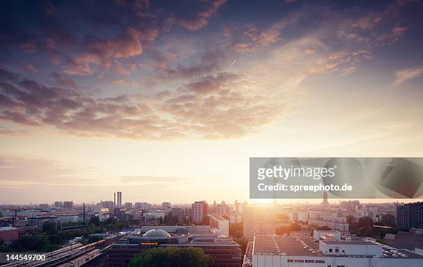 berlin city skyline - imbrunire foto e immagini stock
