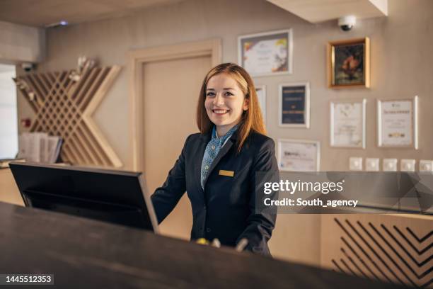 hotel receptionist - reception stockfoto's en -beelden