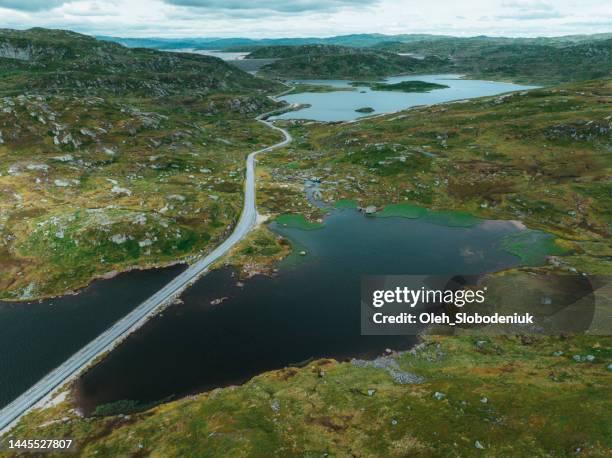 ノルウェーの高地を通る道路の風光明媚な航空写真 - norwegian culture ストックフォトと画像