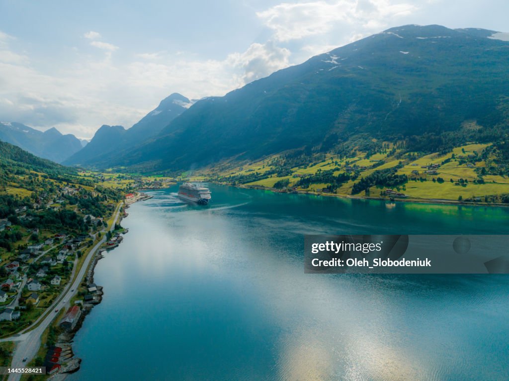 Luftaufnahme von Kreuzfahrtschiffen in Olden in Norwegen