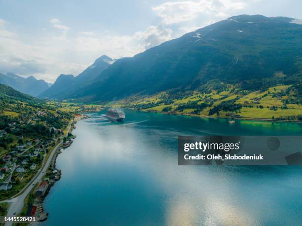 vue aérienne de paquebots de croisière à olden en norvège - cruise port photos et images de collection