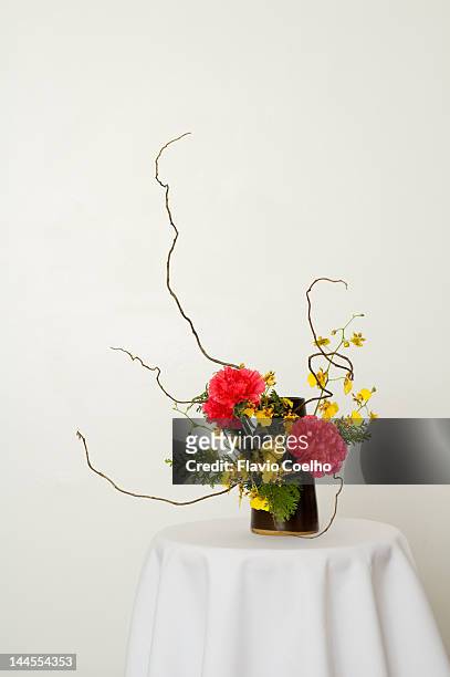 ikebana - ikebana arrangement stock pictures, royalty-free photos & images
