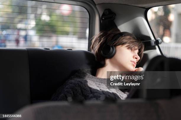 17 Girl Listening Music Looking Outside Car Window Bilder und Fotos - Getty  Images