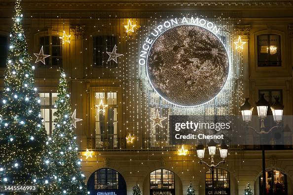Christmas Decoration On Place Vendome Louis Vuitton Store Paris High-Res  Stock Photo - Getty Images