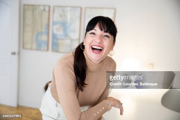 portrait of smiling businesswoman - one young woman only photos et images de collection
