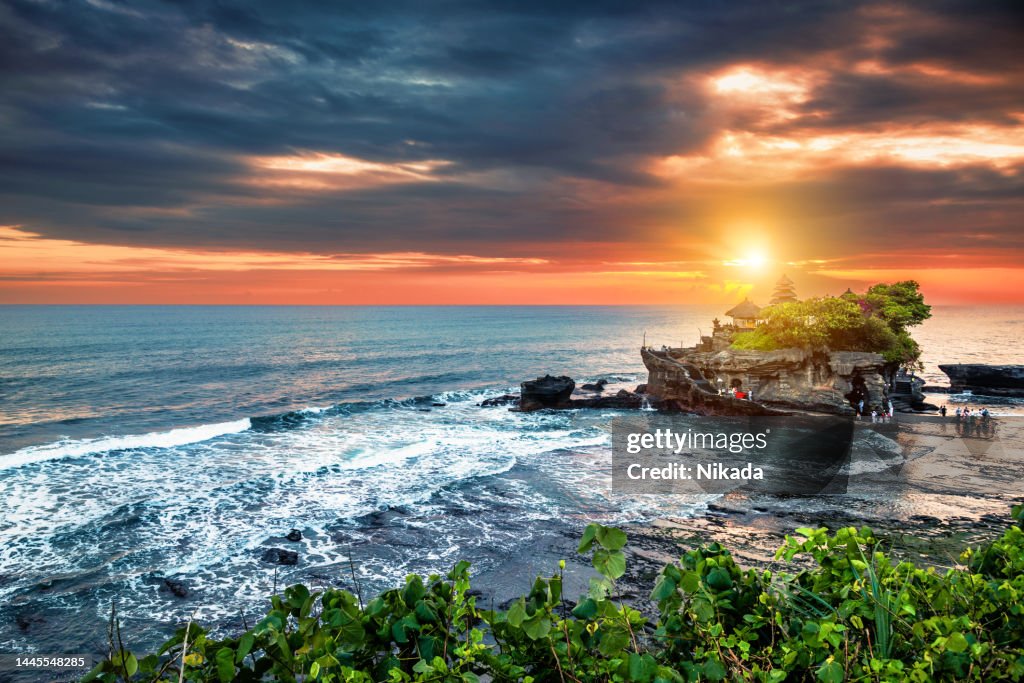 Temple hindou Tanah Lot à Bali au coucher du soleil