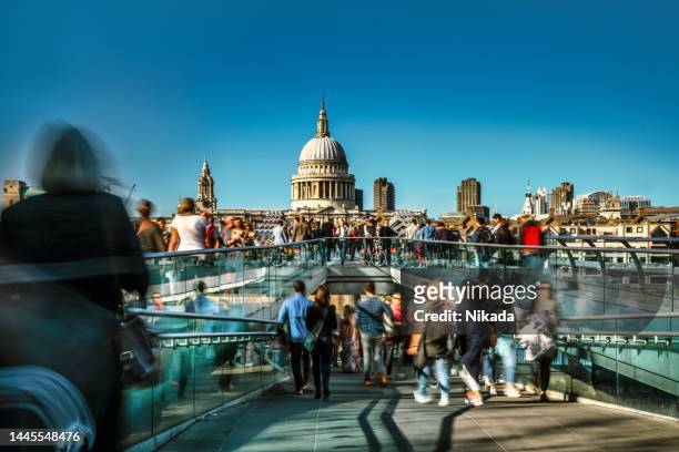 セントポール大聖堂を背景にロンドンのミレニアム橋を渡る人々 - paul faith ストックフォトと画像