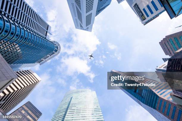 airplane flying over singapore financial buildings in downtown district - 上部分 ストックフォトと画像