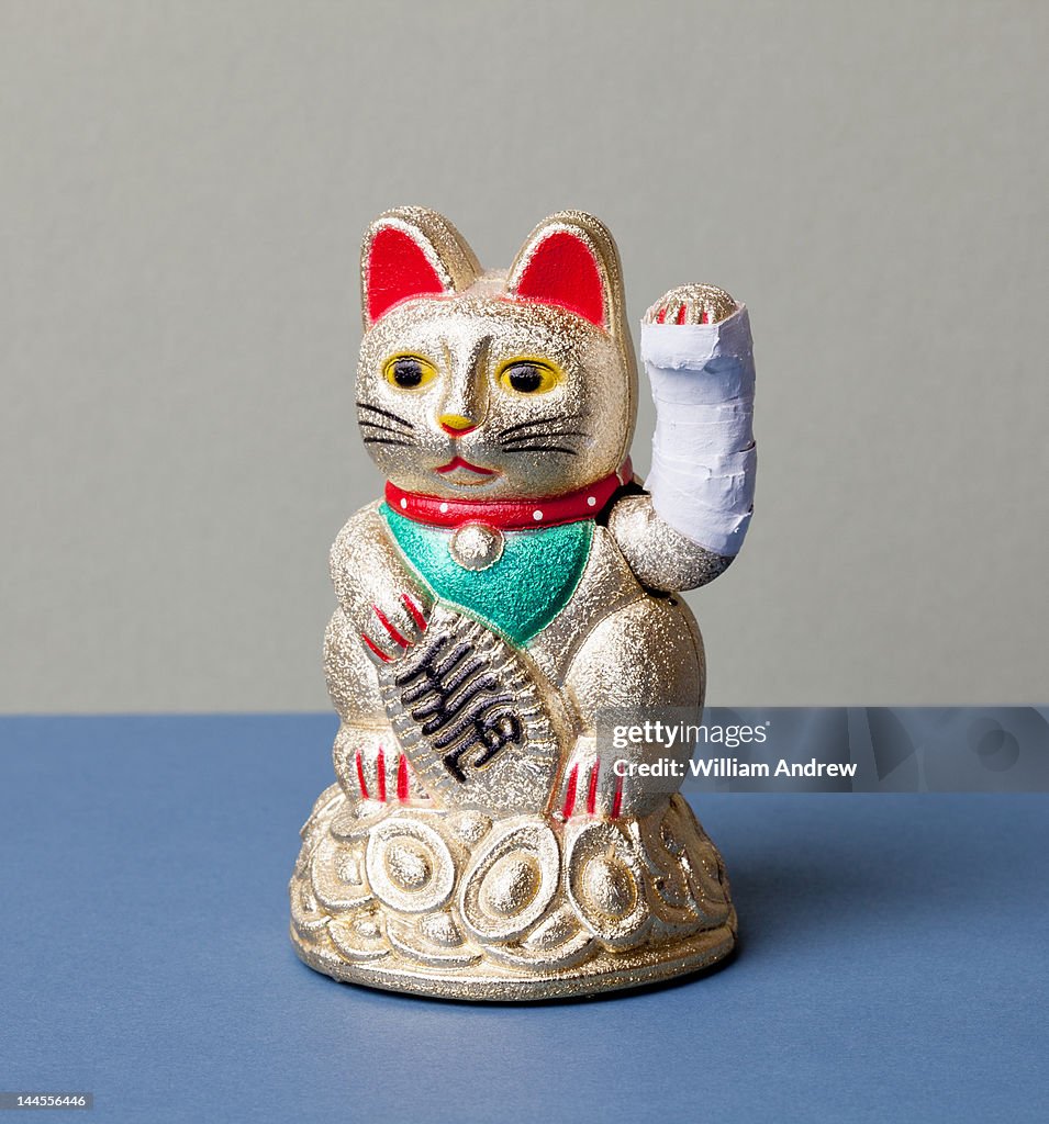 Lucky cat with broken arm