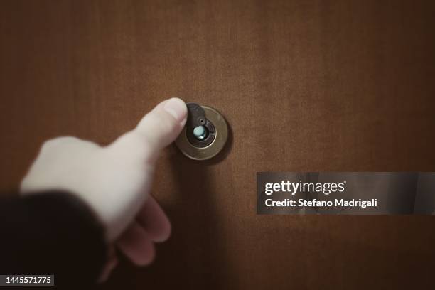 spy on the door - peephole stock-fotos und bilder