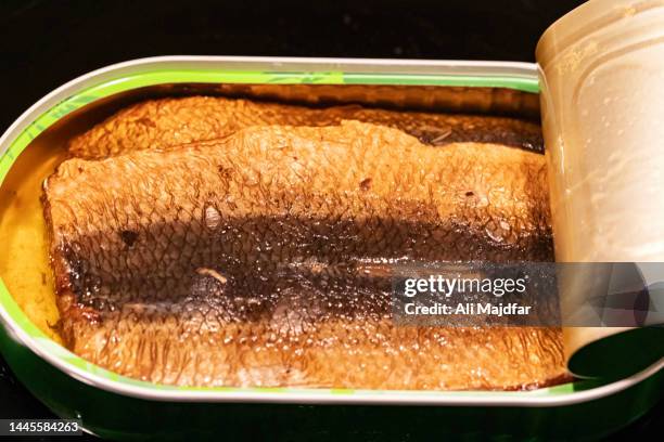 canned smoked herring fish - räucherfisch stock-fotos und bilder