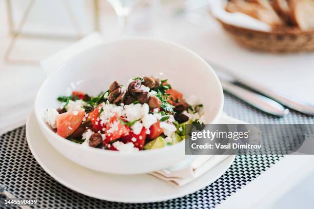 tomatensalat mit weißkäse in einem restaurant. shopska salat - mediterran menü stock-fotos und bilder