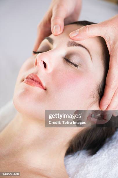 usa, new jersey, jersey city, woman receiving face massage - pressure point 個照片及圖片檔