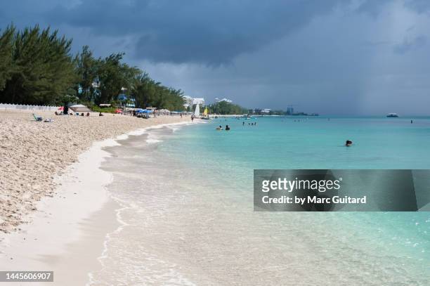 seven mile beach, grand cayman, cayman islands - grand cayman islands foto e immagini stock