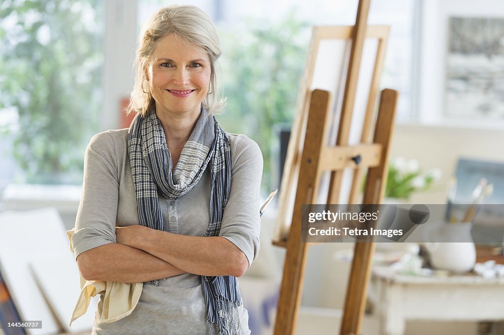 USA, New Jersey, Jersey City, Portrait of senior woman in art studio